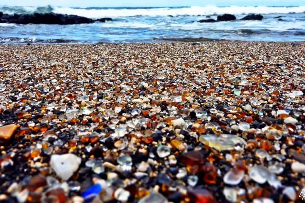 Kaliforniya’nın cam taşlardan oluşmuş büyüleyici sahili