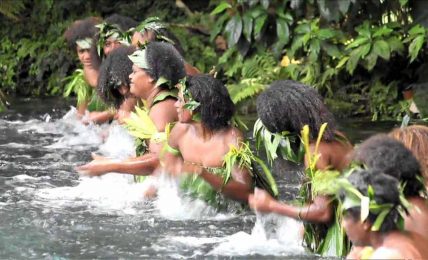 Suyun mistik müziğini ortaya çıkaran Vanuatulu kadınlar
