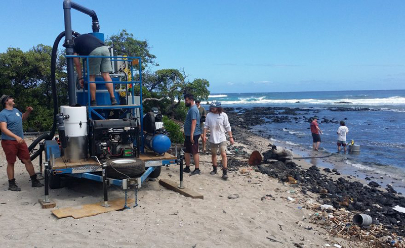 Hawaii kumsalları dev elektrik süpürgesiyle temizleniyor