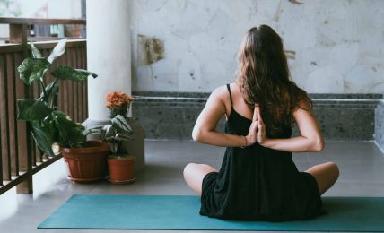 Harvard Üniversitesi Covid-19'dan korunabilmek için her sabah yoga yapmayı öneriyor